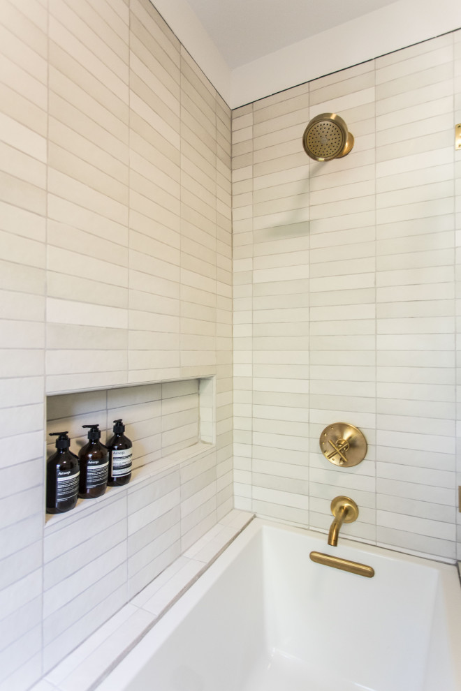 Стильный дизайн: большая главная ванная комната в стиле модернизм с фасадами островного типа, коричневыми фасадами, отдельно стоящей ванной, душем над ванной, унитазом-моноблоком, белой плиткой, керамической плиткой, белыми стенами, полом из керамической плитки, накладной раковиной, столешницей из искусственного кварца, белым полом, душем с распашными дверями, белой столешницей, нишей, тумбой под две раковины, встроенной тумбой и сводчатым потолком - последний тренд