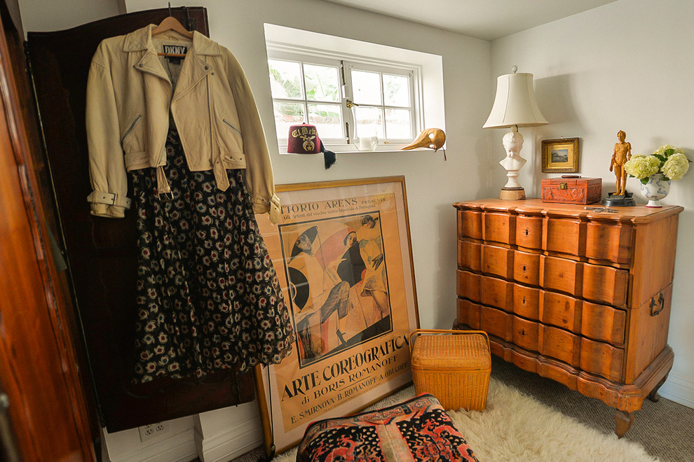 Mid-sized eclectic women's dressing room in Los Angeles with carpet.