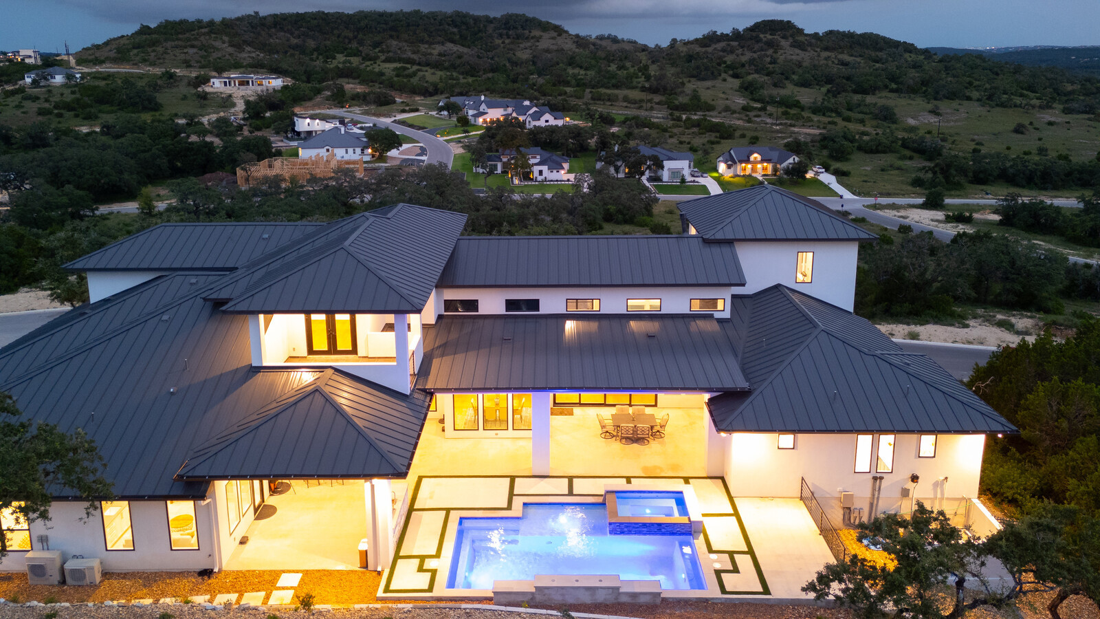 Modern: 4,950 ft², 4 BR/4 BA/2 ST home