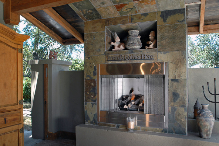 Example of a transitional home design design in Tampa