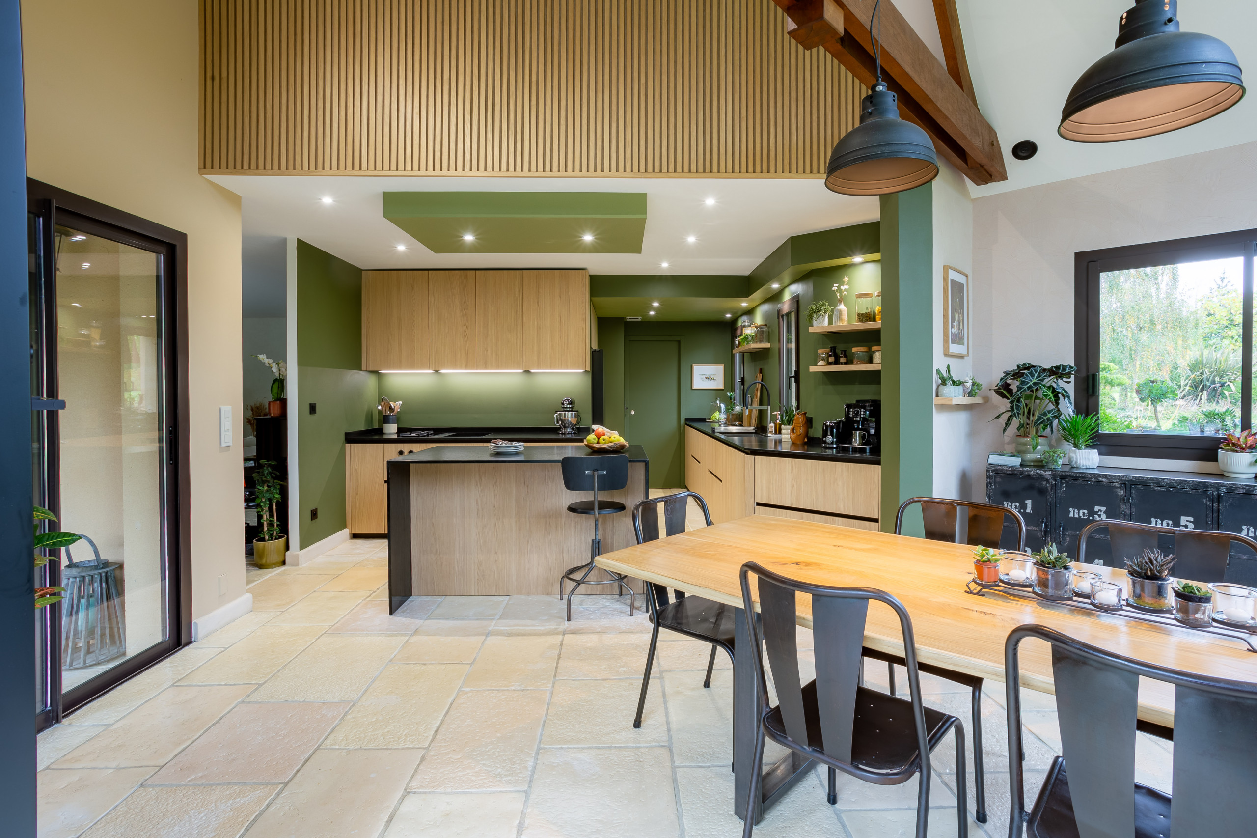 Réalisation d'une cuisine en bois dans un écrin végétal