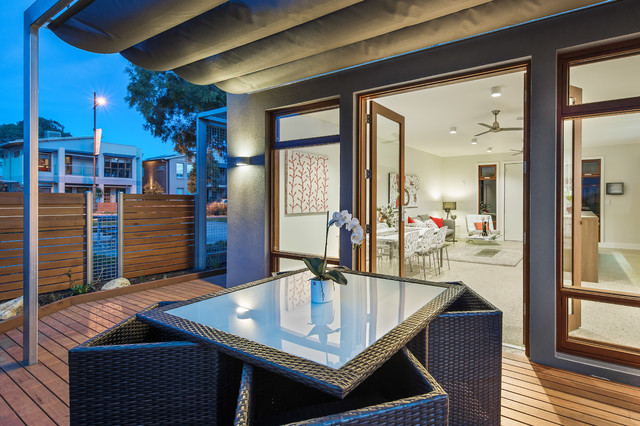 Zero Carbon House contemporaneo-terraza-y-balcon