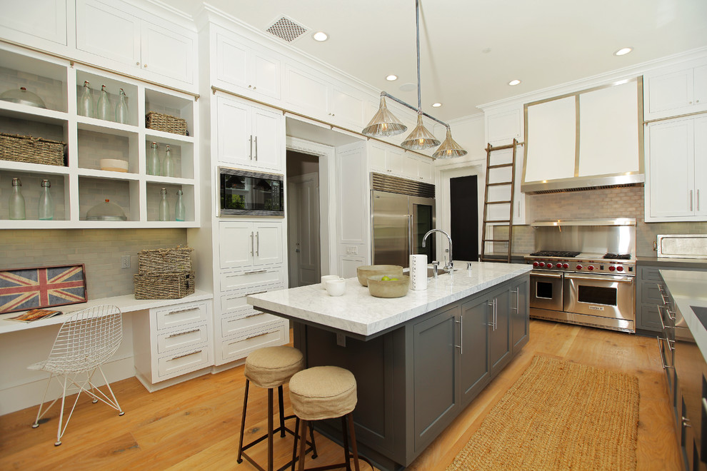 Inspiration for a contemporary kitchen in Los Angeles with stainless steel appliances and subway tile splashback.