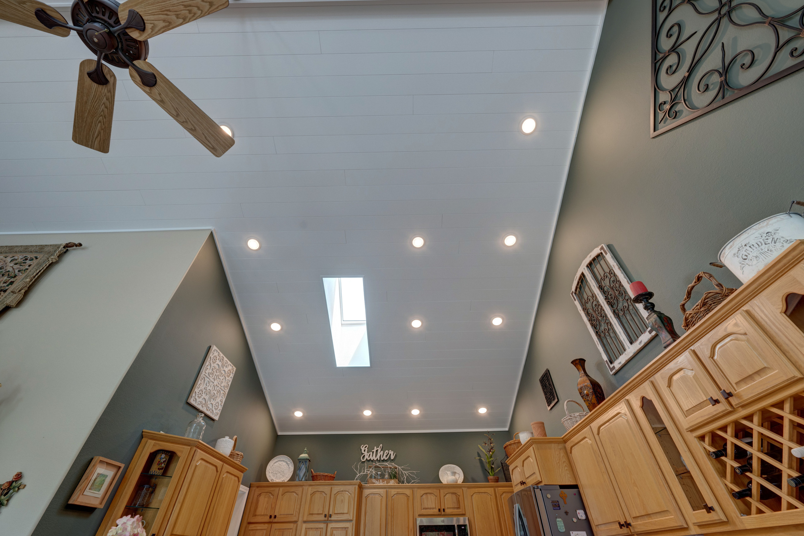 118 Chatham Lane - Ceiling, Fireplace, Floor
