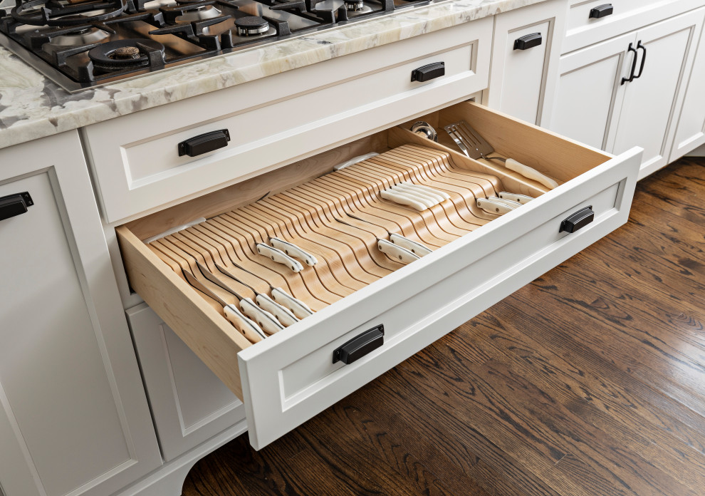 Example of a transitional kitchen design in Detroit