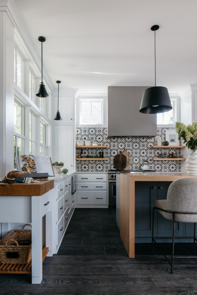 Inredning av ett lantligt stort vit vitt kök, med en rustik diskho, skåp i shakerstil, vita skåp, bänkskiva i kvartsit, flerfärgad stänkskydd, stänkskydd i cementkakel, rostfria vitvaror, mörkt trägolv, en köksö och grått golv