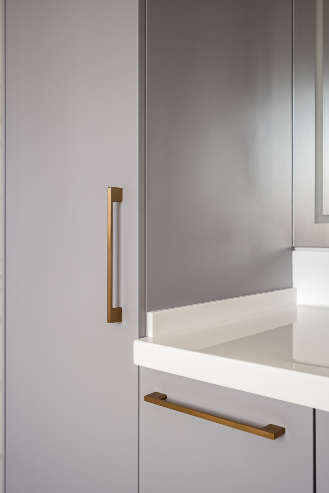 Серый шкаф в ваннную золотые ручки