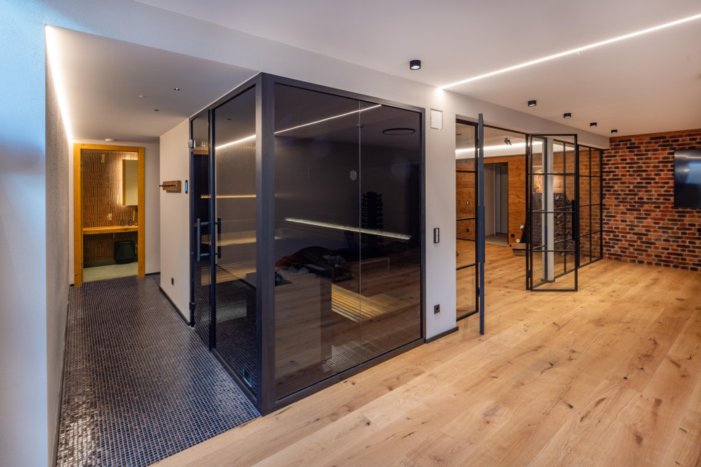 Fitnessraum mit hellem Holzboden und beigem Boden in Munich