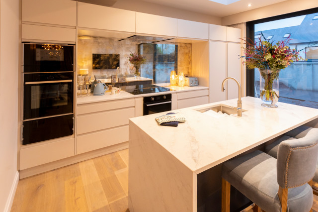 Modern white kitchen eklektisk-koekken