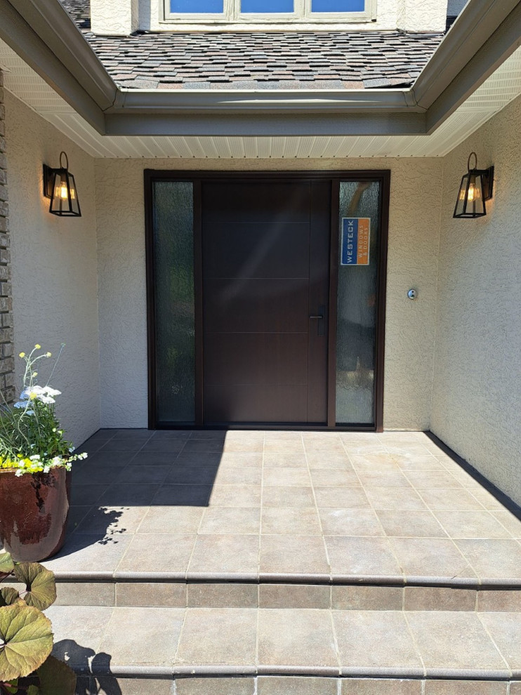 Immagine di una porta d'ingresso minimalista di medie dimensioni con pareti beige, una porta singola e una porta in legno scuro