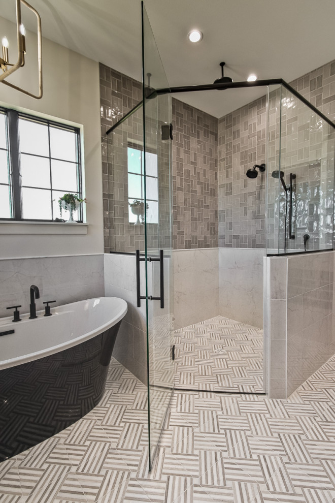 Пример оригинального дизайна: главная ванная комната в стиле неоклассика (современная классика) с отдельно стоящей ванной, белыми стенами, полом из мозаичной плитки и бежевым полом