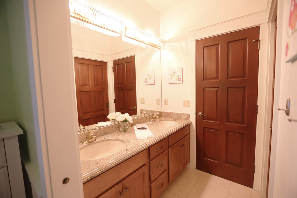 Transitional home design photo in Phoenix