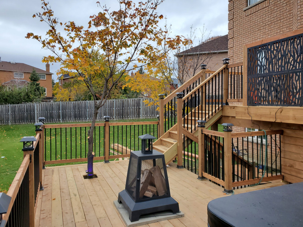 Inspiration for a transitional deck remodel in Toronto