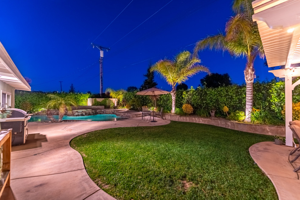 Mittelgroßer Landhausstil Schwimmteich hinter dem Haus in Nierenform mit Pool-Gartenbau und Stempelbeton in Los Angeles