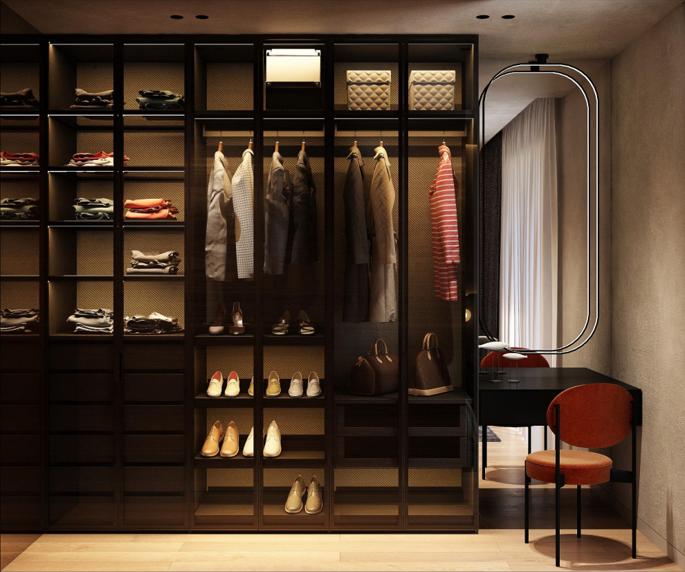 Foto de armario vestidor unisex moderno pequeño con armarios abiertos, puertas de armario negras, suelo de madera clara y suelo marrón