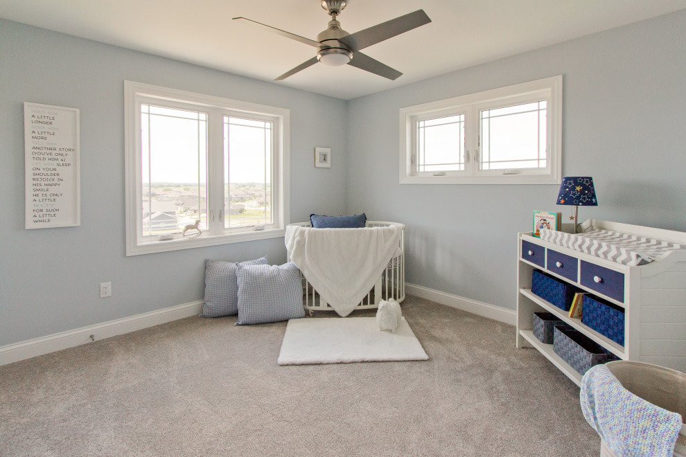 На фото: комната для малыша в стиле неоклассика (современная классика) с синими стенами и ковровым покрытием с