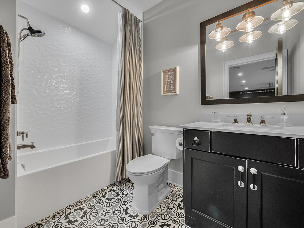 ニューアークにある高級な中くらいなトランジショナルスタイルのおしゃれな浴室の写真