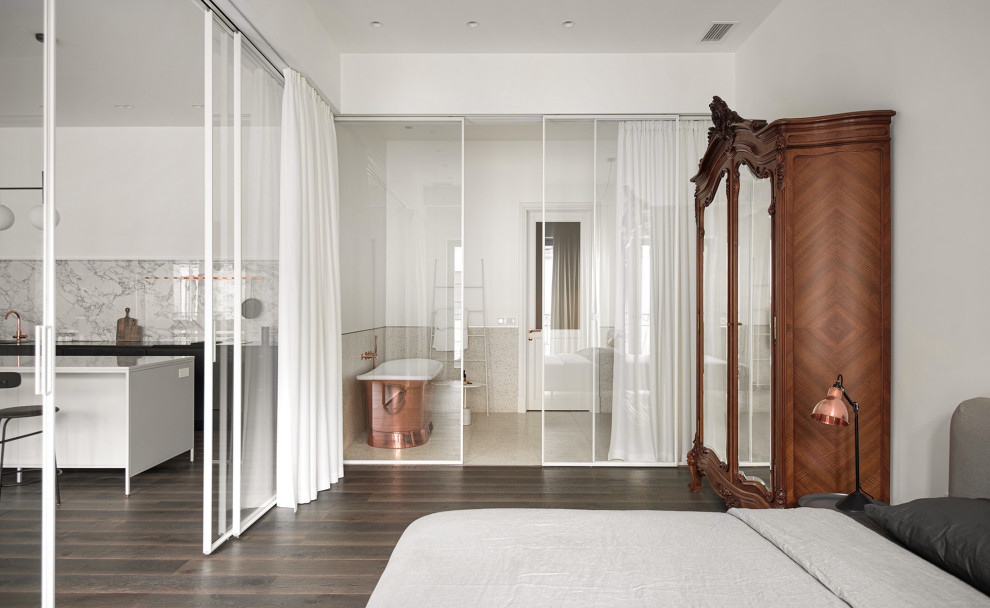 Inredning av ett modernt mellanstort vit vitt en-suite badrum, med släta luckor, vita skåp, ett fristående badkar, vit kakel, cementkakel, vita väggar, terrazzogolv, ett nedsänkt handfat, bänkskiva i akrylsten och vitt golv