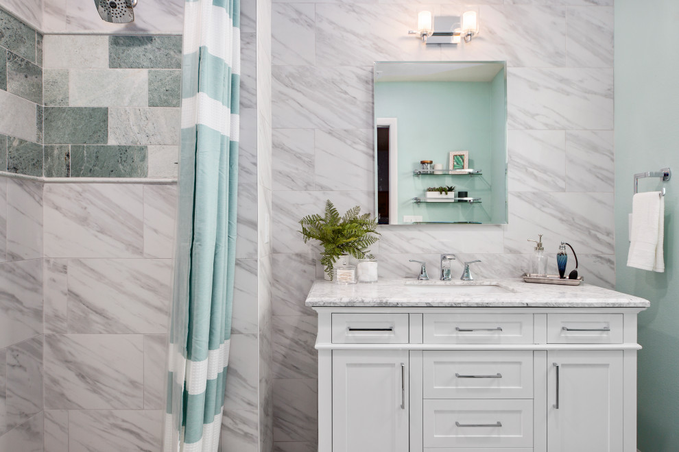 На фото: маленькая главная ванная комната в морском стиле с фасадами в стиле шейкер, белыми фасадами, открытым душем, унитазом-моноблоком, белой плиткой, керамогранитной плиткой, зелеными стенами, полом из керамогранита, врезной раковиной, мраморной столешницей, белым полом, шторкой для ванной, белой столешницей, тумбой под одну раковину и напольной тумбой для на участке и в саду с