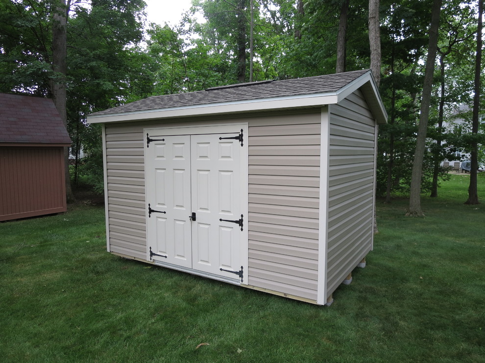 Photo of a mid-sized traditional detached garden shed in Columbus.