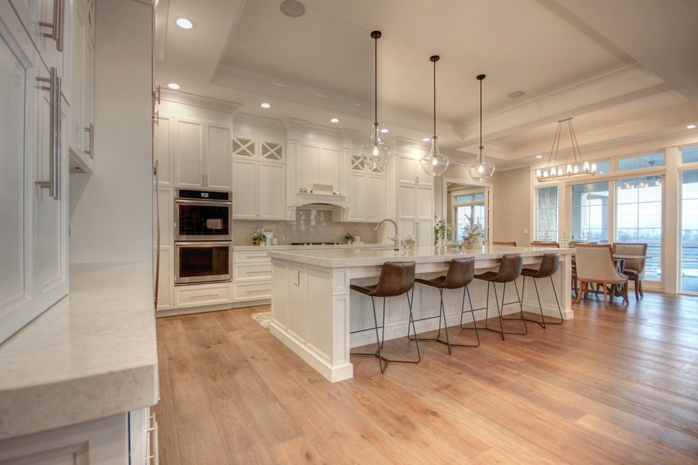 Example of a transitional home design design in Chicago