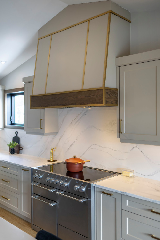 Kitchen - transitional kitchen idea in Toronto
