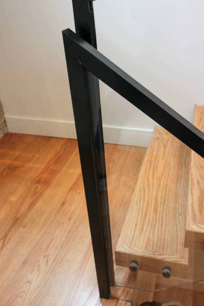 Inspiration pour un grand escalier flottant minimaliste avec des marches en bois.