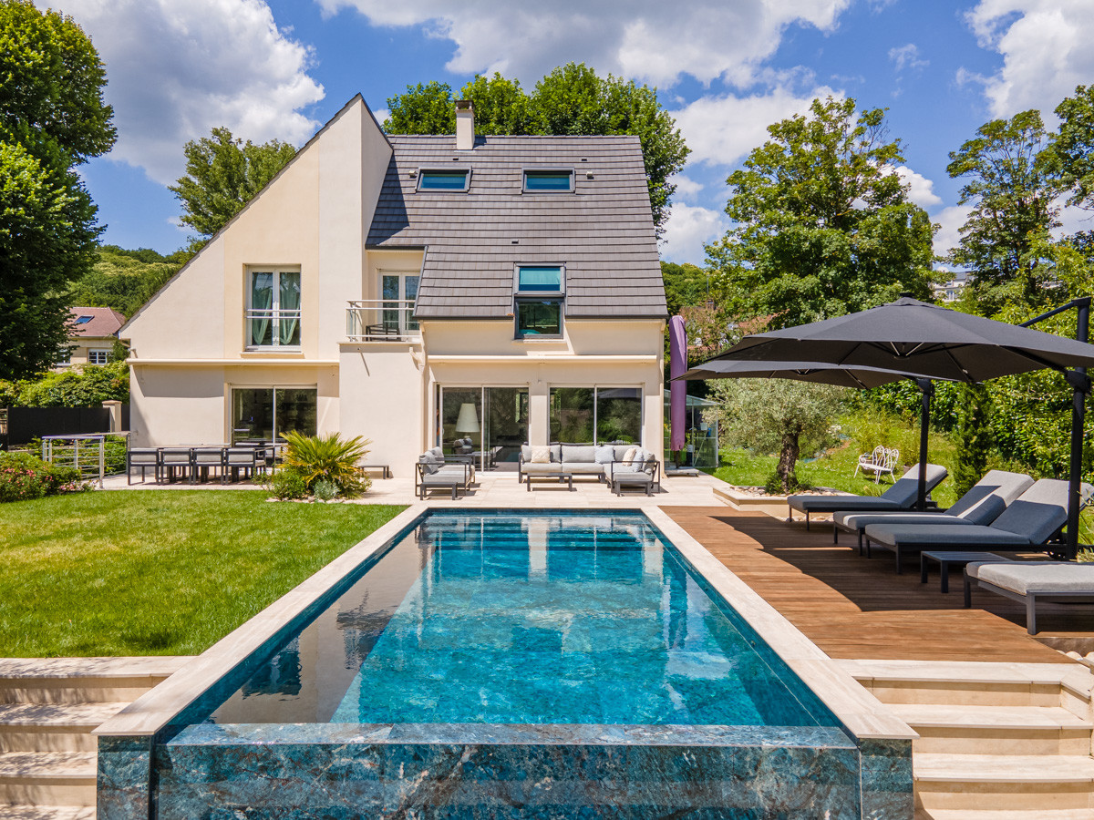 Création d'un grand jardin avec piscine