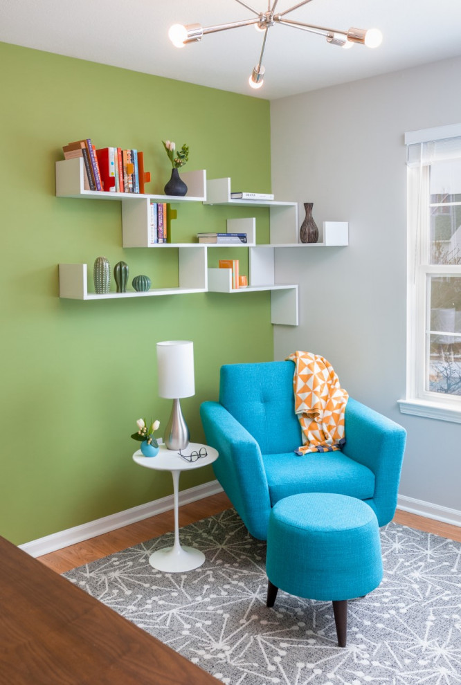 Inspiration pour un bureau vintage de taille moyenne avec un mur vert, un sol en bois brun, un bureau indépendant et un sol gris.