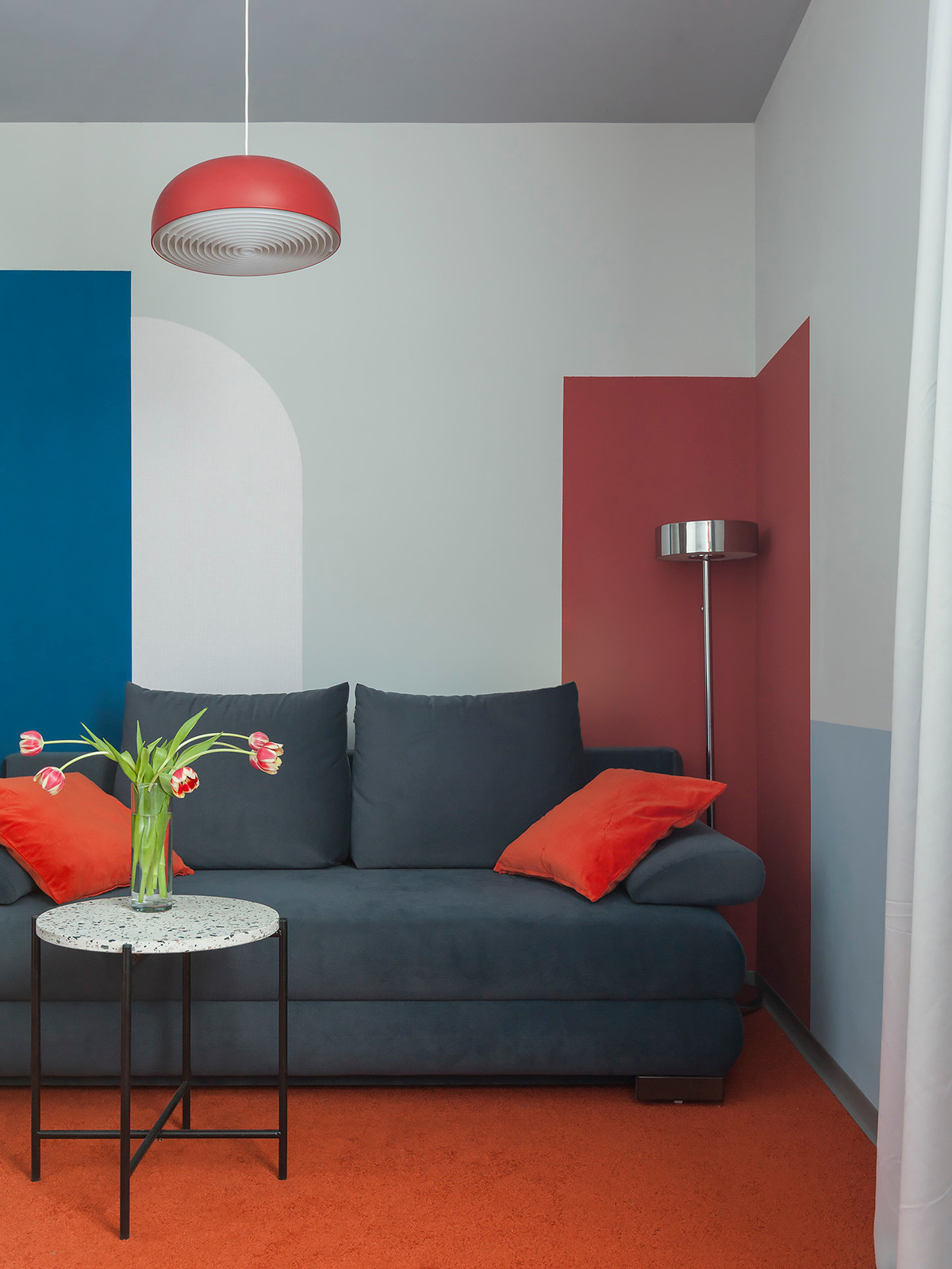 Красочные двухэтажные аппартаменты