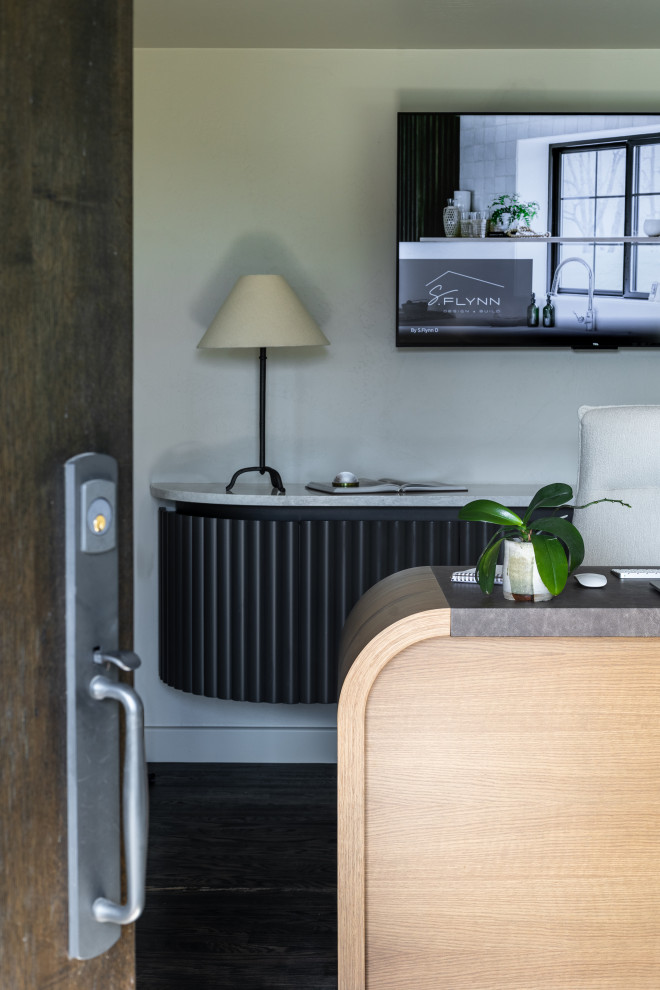 Entryway - traditional entryway idea in Cleveland