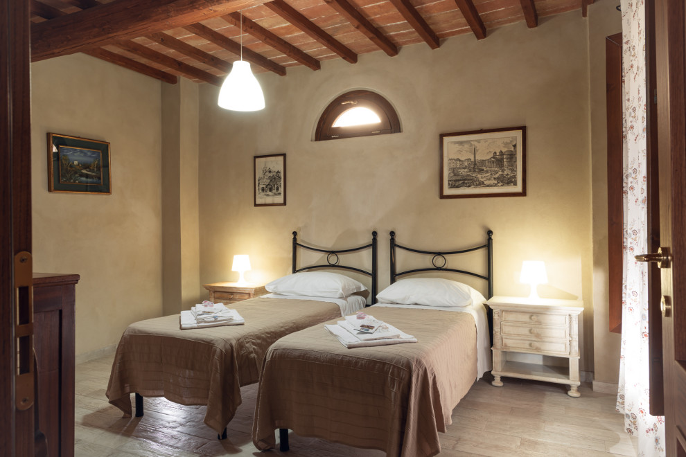 Идея дизайна: маленькая гостевая спальня (комната для гостей) в стиле рустика с бежевыми стенами, полом из керамогранита, серым полом и балками на потолке для на участке и в саду