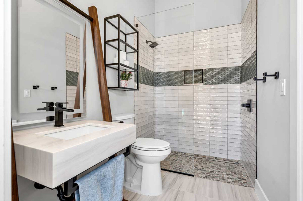 Inspiration för mellanstora moderna vitt badrum med dusch, med en dusch i en alkov, en toalettstol med separat cisternkåpa, vit kakel, tunnelbanekakel, grå väggar, klinkergolv i porslin, ett undermonterad handfat, bänkskiva i kvarts, vitt golv och med dusch som är öppen