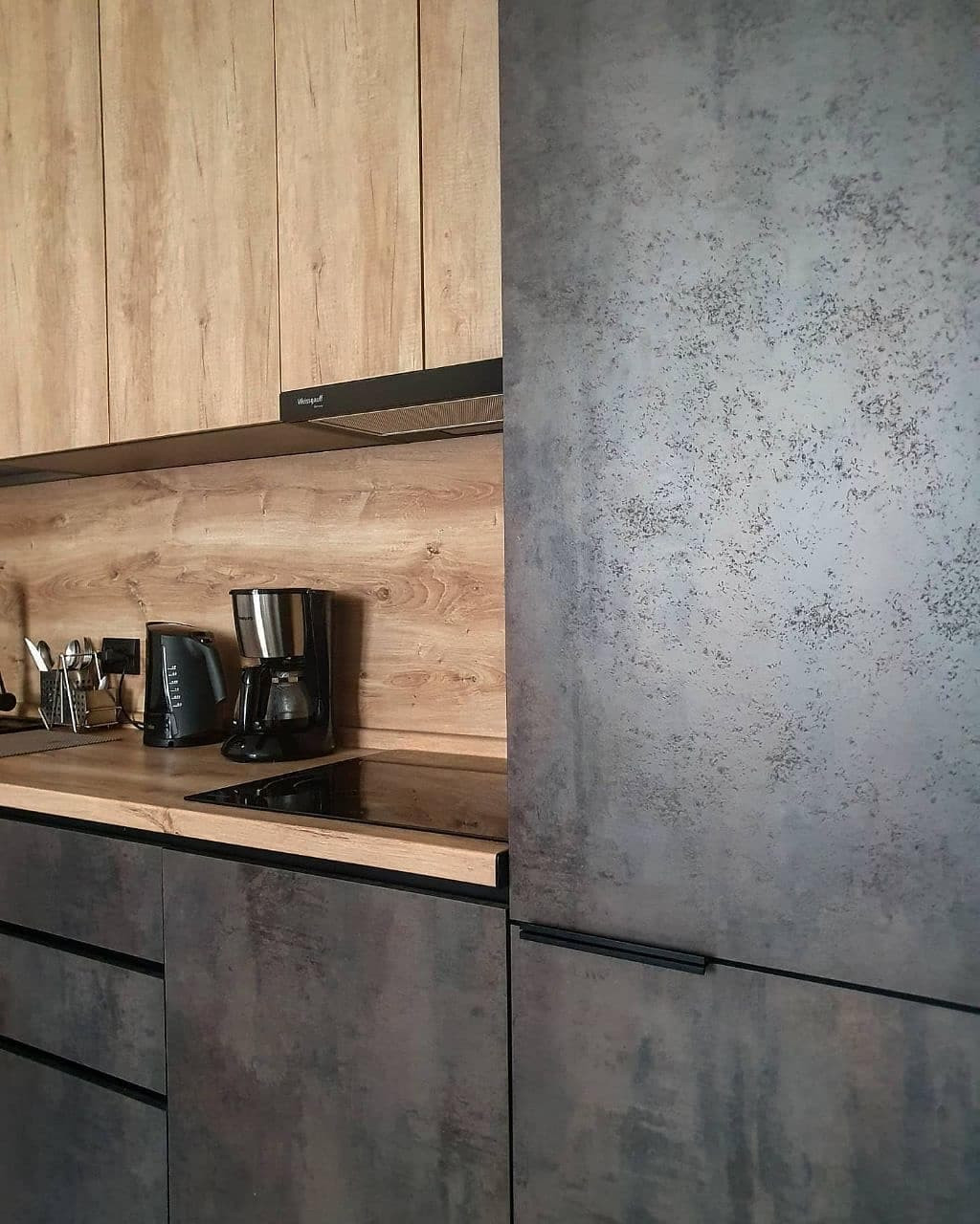 Встроенная прямая кухня под потолок в стиле лофт