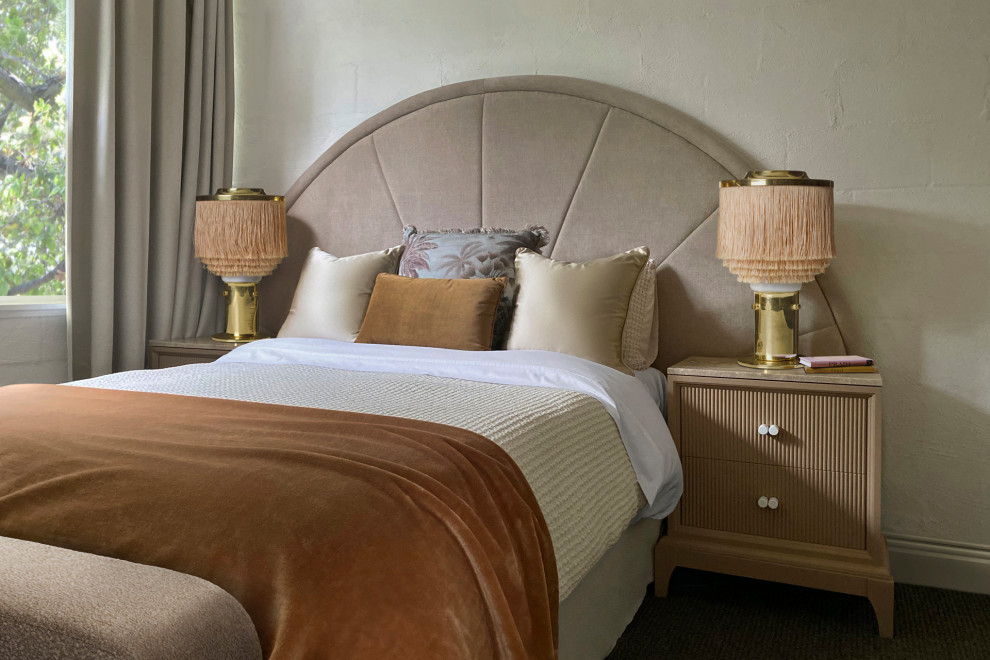 На фото: спальня среднего размера в стиле фьюжн с белыми стенами и ковровым покрытием с
