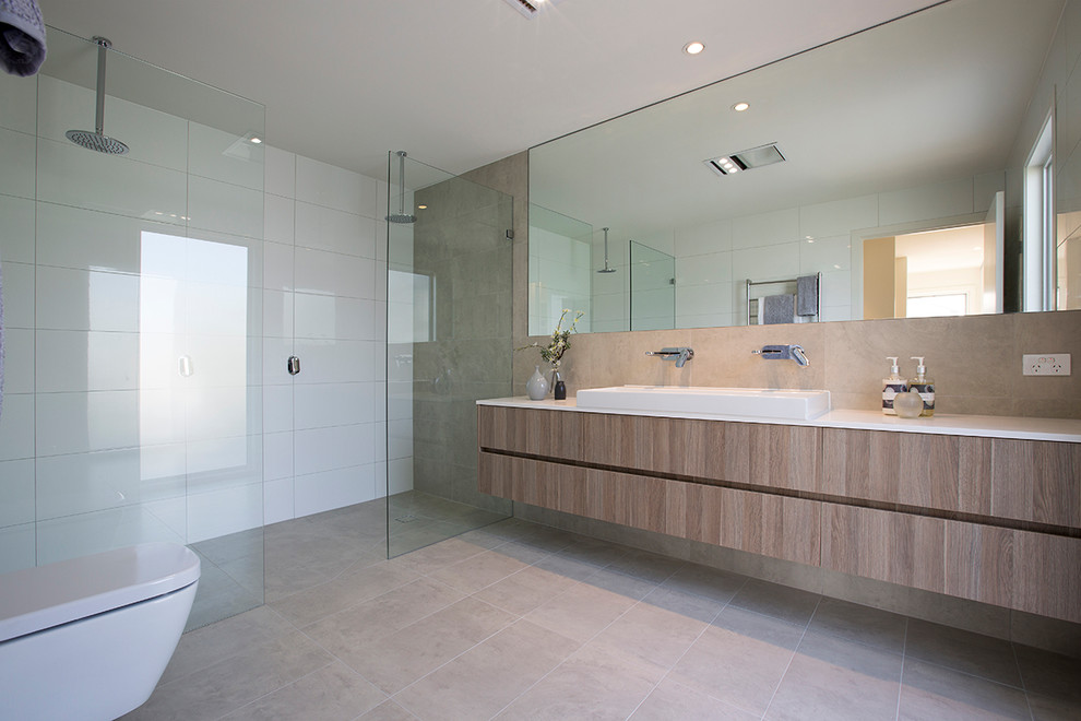 Свежая идея для дизайна: маленькая ванная комната в современном стиле для на участке и в саду - отличное фото интерьера