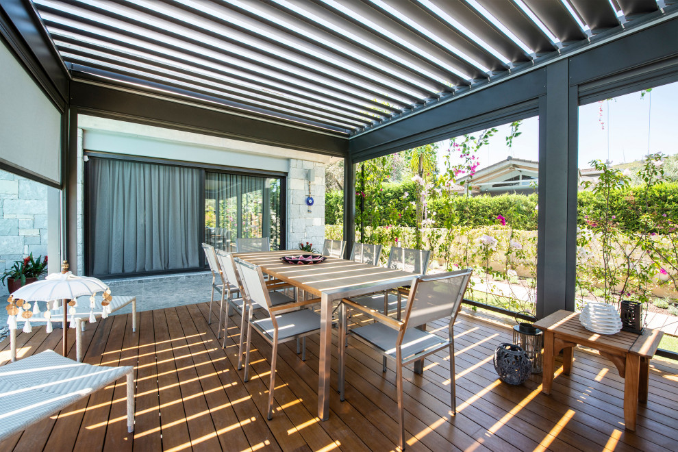 Foto de terraza planta baja minimalista extra grande en patio lateral con barandilla de madera