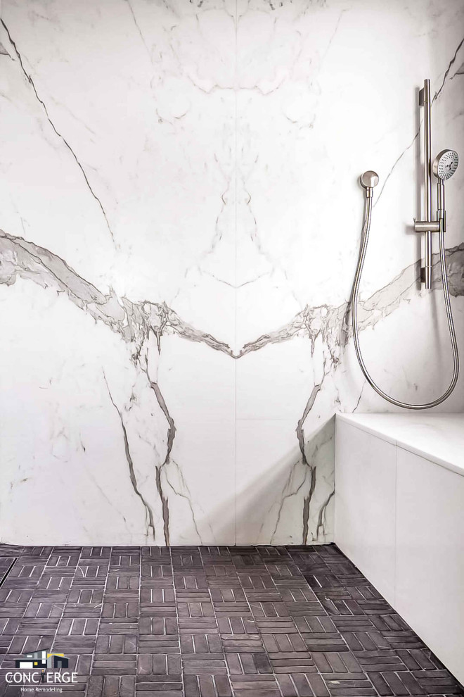 Inredning av ett modernt mellanstort vit vitt badrum med dusch, med skåp i shakerstil, skåp i mellenmörkt trä, en dusch i en alkov, vit kakel, stenhäll, vita väggar, bänkskiva i kvarts och dusch med gångjärnsdörr