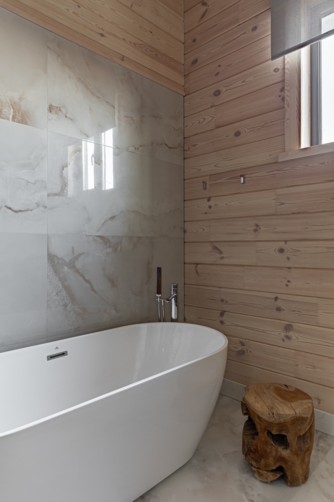 Камень внизу, дерево вверху.