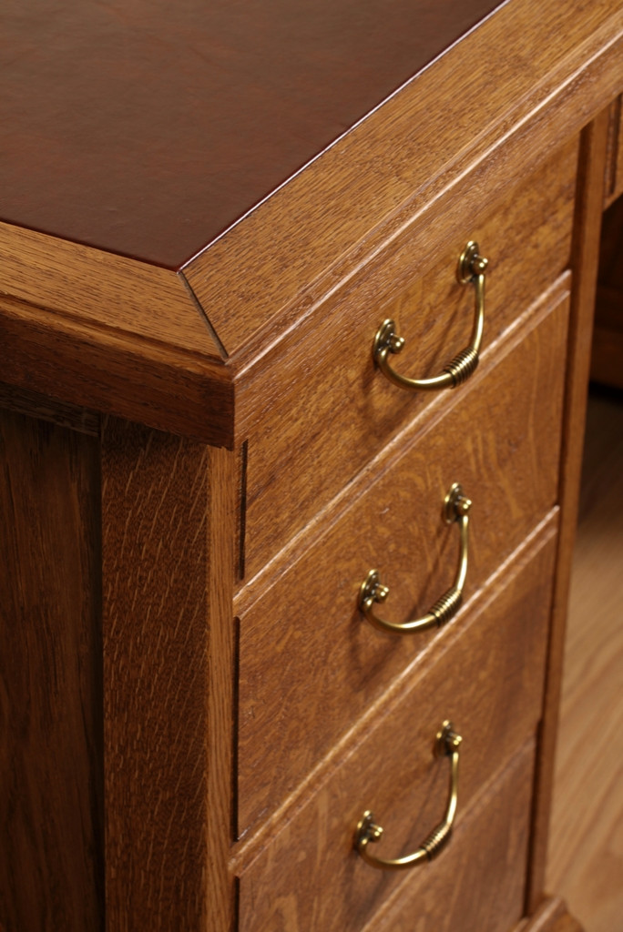 Дубовый письменный стол