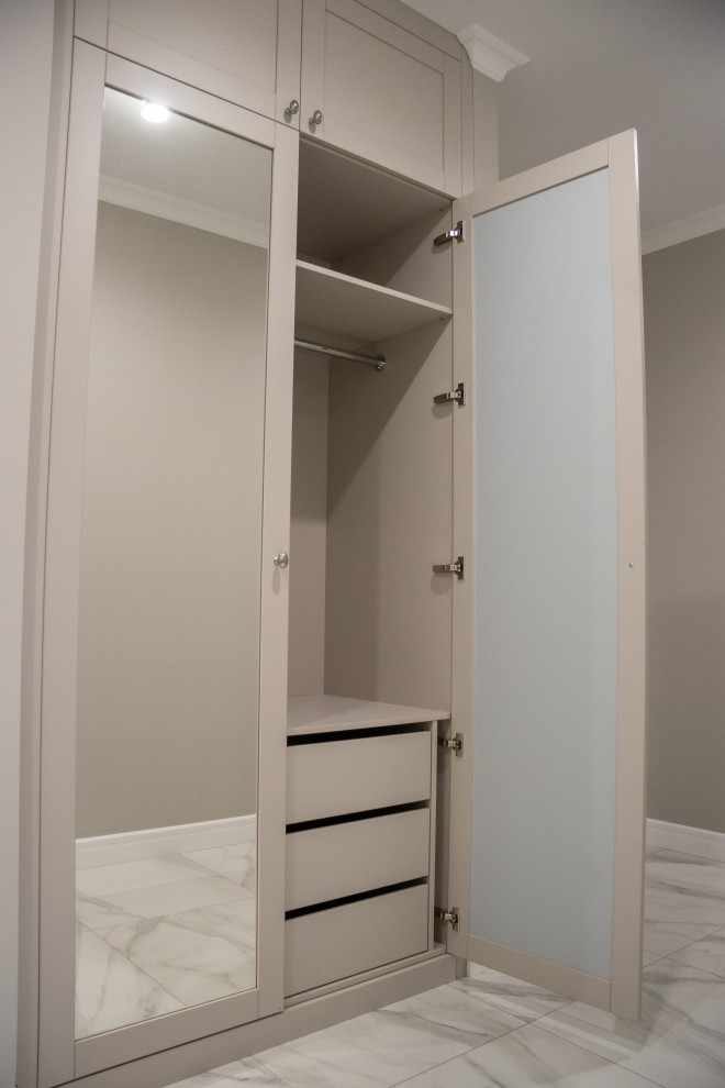 Шкафы (распашные) в прихожую в ниши