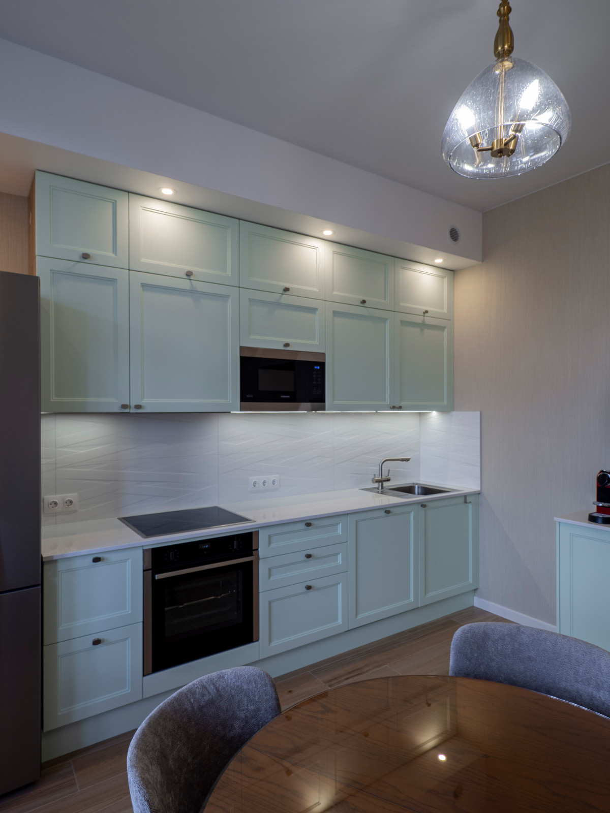 Нежная светло-мятная кухня в стиле неоклассика