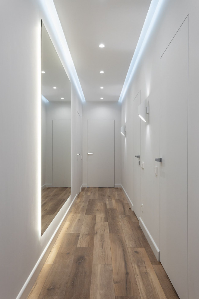 Дизайн коридора в светлых тонах квартиры в квартире в Москве