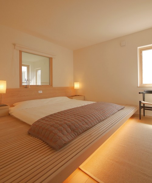 お部屋全体がベッドになっているというデザイン性と機能性の高さがあふれている部屋。フットライトがあたたかい印象に。