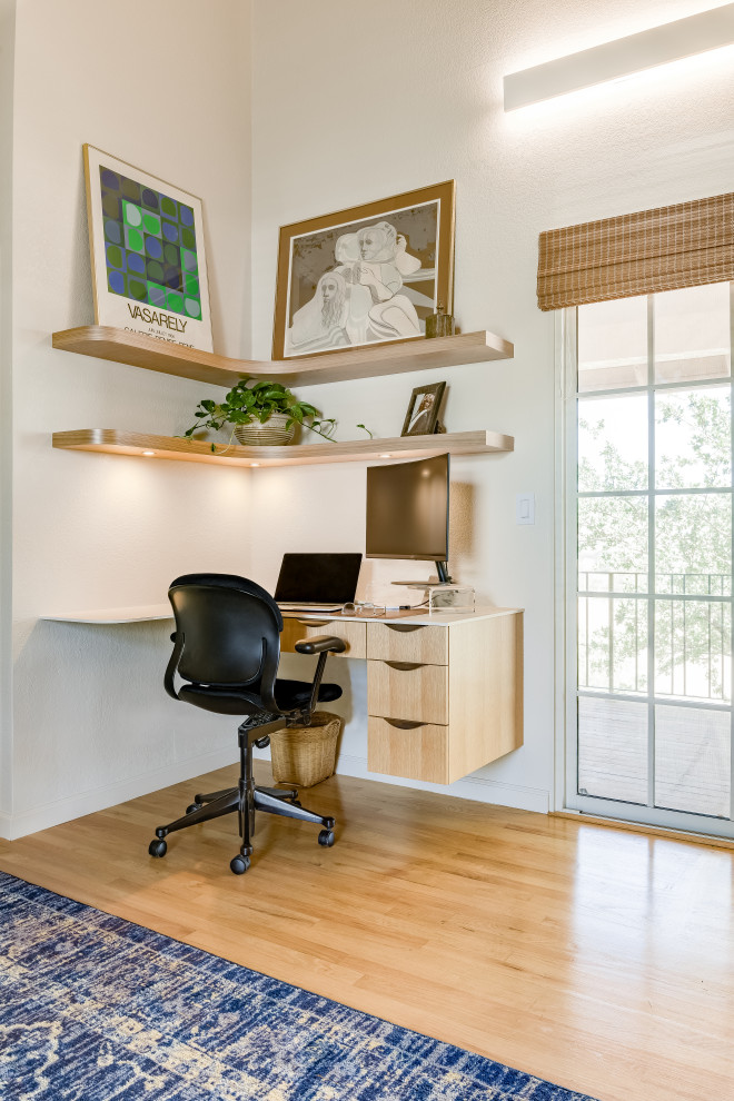Ejemplo de despacho abovedado tradicional renovado grande sin chimenea con paredes blancas, suelo de madera en tonos medios y escritorio empotrado