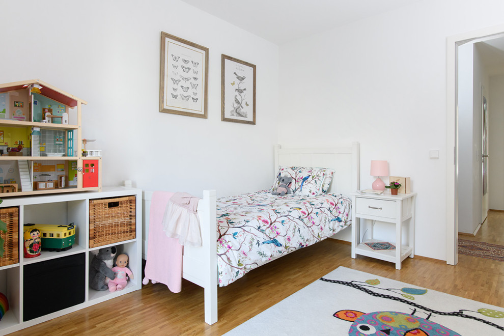 Mittelgroßes Klassisches Mädchenzimmer mit weißer Wandfarbe, braunem Holzboden und braunem Boden in Sonstige