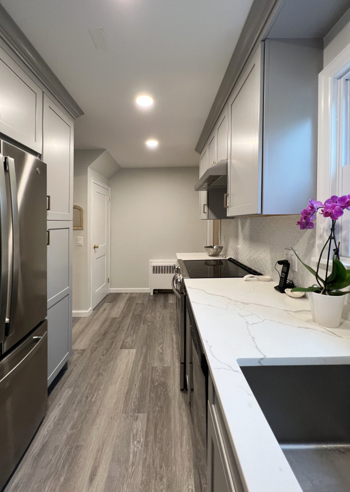Kitchen - transitional kitchen idea in New York