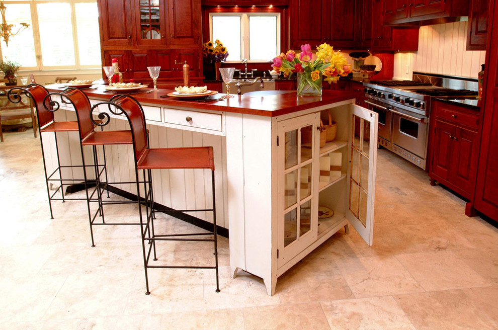 This is an example of a country kitchen in Cincinnati.