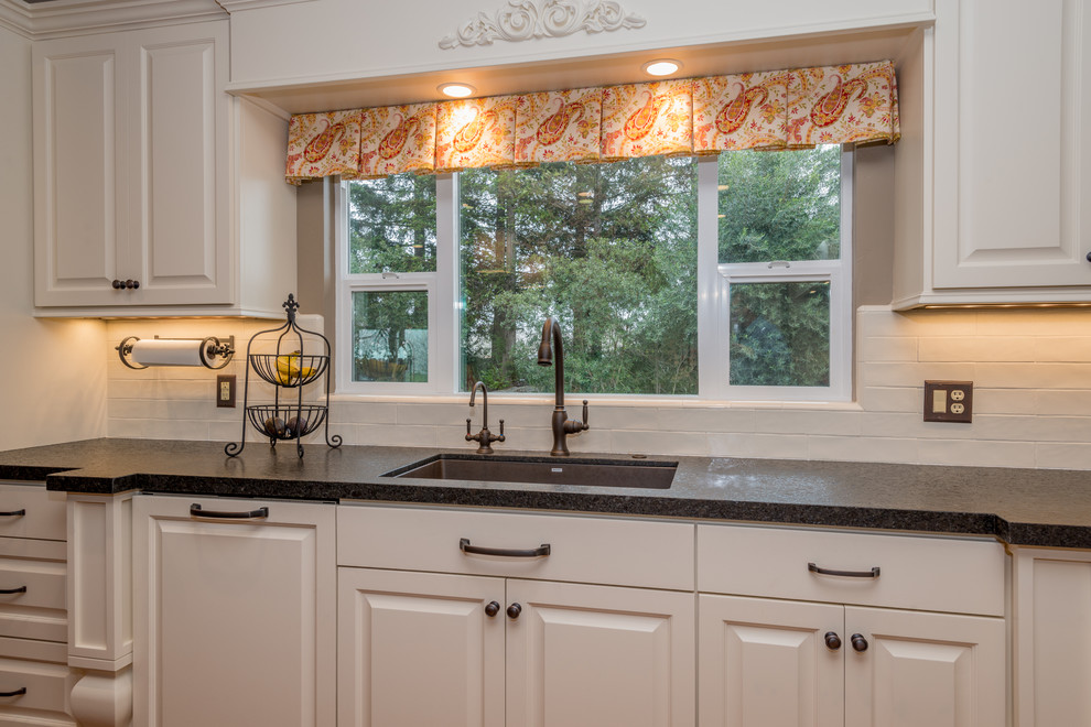 This is an example of a transitional kitchen in Sacramento.