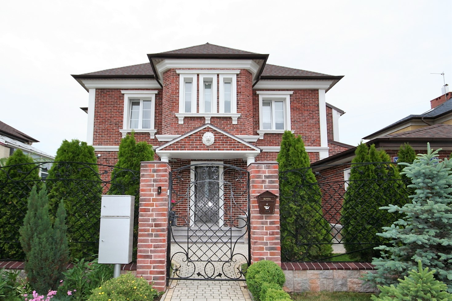 Фасад и крыльцо частного дома